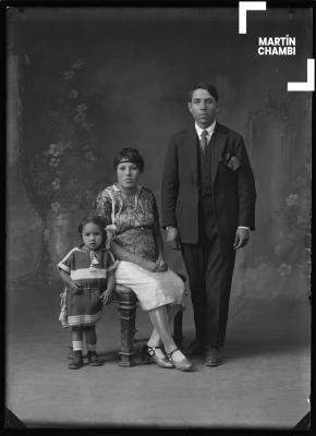 Retrato de familia no identificada en estudio fotográfico