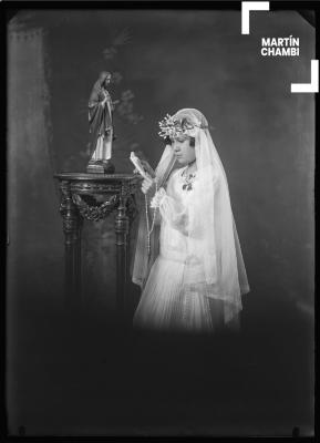 Retrato de niña no identificada en primera comunión en estudio fotográfico