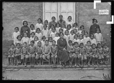 Retrato de escolares  y maestros de escuela no identificada