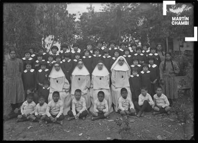 Niñas y madres del Asilo de la Infancia de San Pedro