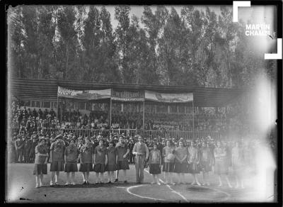 Partido de baloncesto femenino en el estadio Universitario