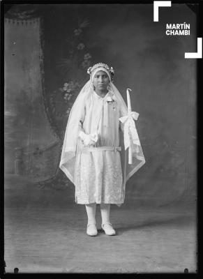 Retrato de niña no identificada en primera comunión en estudio fotográfico