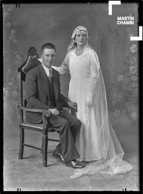 Retrato de novios no identificados en estudio fotográfico