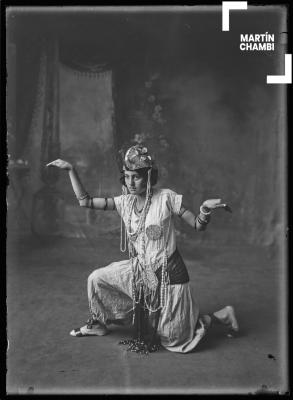 Retrato de joven no identificada en traje de carnaval en estudio fotográfico