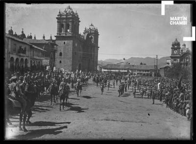 Parada y desfile militar en la Plaza de Armas del Cuzco