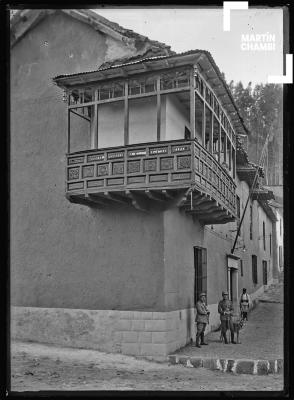 Balcón colonial en la esquina de Saphy y la Cuesta de Amargura