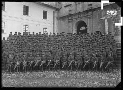 Tropa de militares y oficiales del regimiento de artillería N° 4 en la puerta lateral del templo de San Francisco