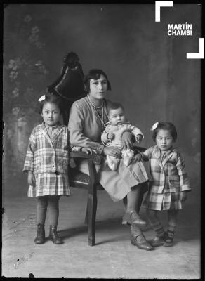 Retrato de madre e hijas no identificadas en estudio fotográfico