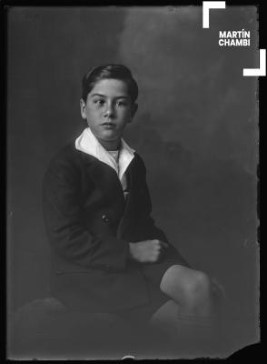 Retrato de niño no identificado en estudio fotográfico