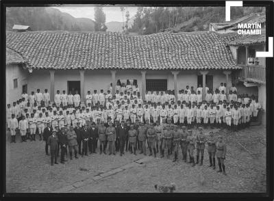 Retrato de oficiales militares con presencia de autoridades civiles en la inauguración del Cuartel de Artillería N° 4