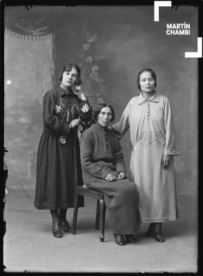 Retrato de madre e hijas no identificadas en estudio fotográfico