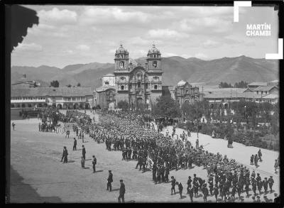 Desfile de escolares y militares en la Plaza de Armas del Cuzco