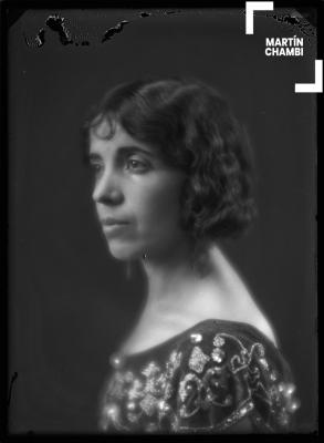 Retrato de mujer no identificada en estudio fotográfico