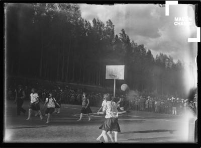 Deportistas de baloncesto en el Estadio Universitario