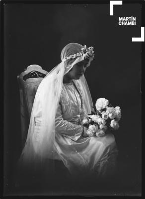 Retrato de novia no identificada en estudio fotográfico