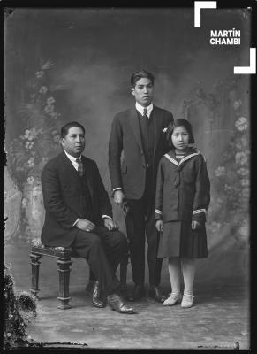 Retrato de familia no identificada en estudio fotográfico