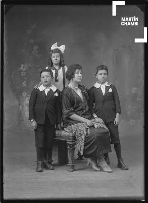 Retrato de familia no identificada en estudio fotográfico