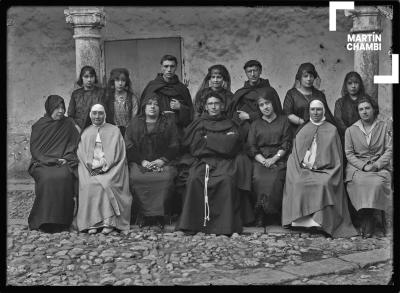 Reunión de padres franciscanos y mujeres no identificadas