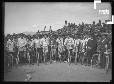 Carrera de ciclistas en Saqsaywaman