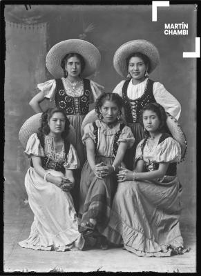 Retrato de las hermanas Flores Ochoa y Chambi López con trajes de Holandesas