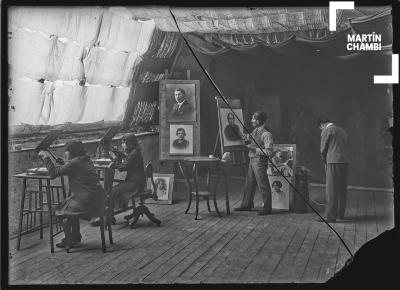 Martín Chambi y asistentes en el estudio fotográfico de Marqués N° 69