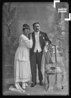 Retrato de novios no identificados en estudio fotográfico
