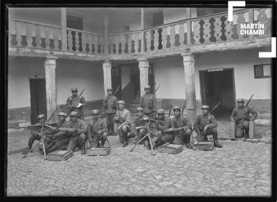 Grupo de militares con armas de artillería en cuartel militar