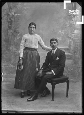 Retrato de pareja no identificada en estudio fotográfico