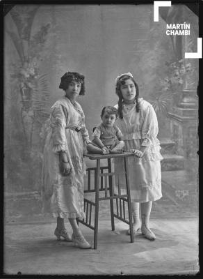 Retrato de jóvenes no identificadas en estudio fotográfico