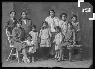 Retrato de la familia Chambi Lopéz con presencia de Elodia López, hermana de Manuela López