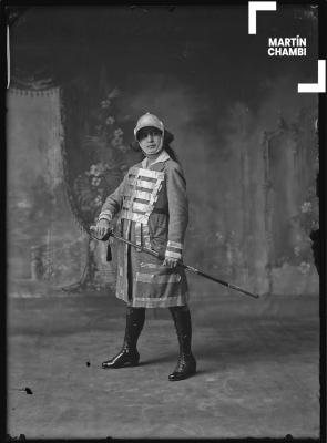 Retrato de Juana María Navarro disfrazada de militar en estudio fotográfico