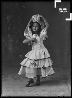 Retrato de niña Velasco Cáceres en traje español de mantilla y peineta