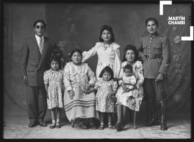 Retrato de familia no identificada en estudio fotográfico