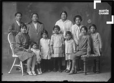 Retrato de la familia Chambi Lopéz con presencia de Elodia López, hermana de Manuela López