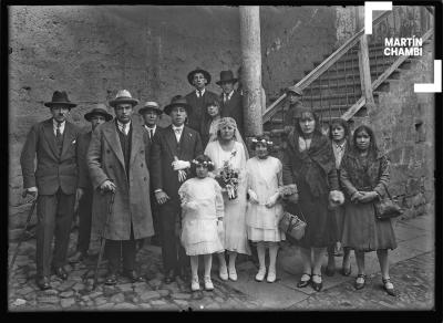 Celebración de matrimonio no identificado junto a los padrinos Roberto F. Garmendia y Adelina Lorena de Garmendia