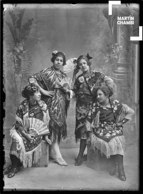 Retrato de mujeres no identificadas en traje de flamenco