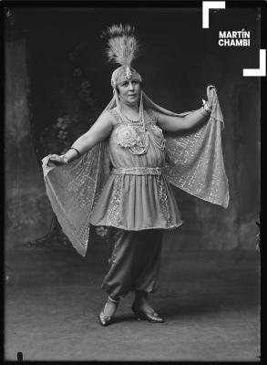 Retrato de Delia Loredo Orihuela  en traje de carnaval