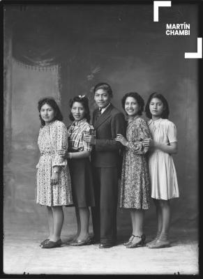 Retrato de hijos de Martín Chambi: Angélica, Julia, Manuel, Celia y Mery Chambi López