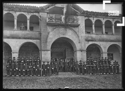 Personal de la policía del Cuzco con presencia del prefecto y subprefecto del Cuzco en el local de la prefectura del departamento