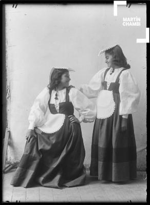 Retrato de jóvenes no identificadas en estudio fotográfico