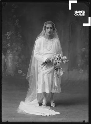 Retrato de novia no identificada en estudio fotográfico