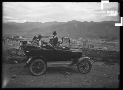 César de Luchi Lomellini Cotardo junto a amigos en automóvil