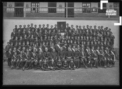 Escolares y maestros del colegio Salesianos, en la primera fila los alumnos excelencia de catecismo