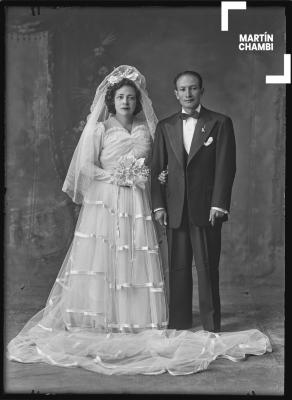 Retrato de novios no identificados en estudio fotográfico