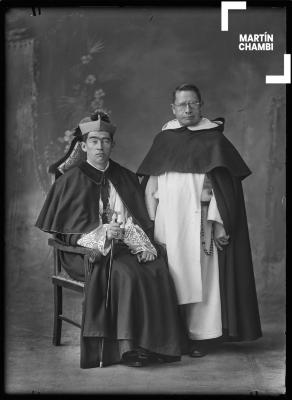 Retrato de padres dominicos no identificados en estudio fotográfico