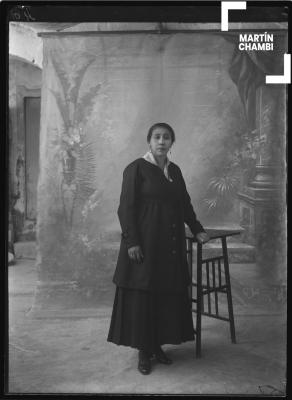 Retrato de mujer no identificada en estudio fotográfico