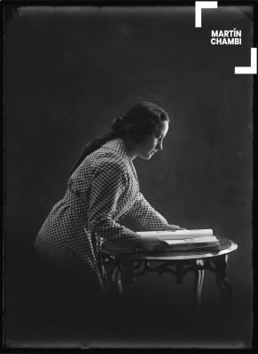 Retrato de mujer no identificada en estudio fotográfico