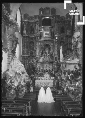 Nacimiento cuzqueño junto al retablo mayor del templo de Belén