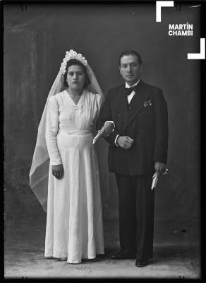 Retrato de novios no identificados en estudio fotográfico