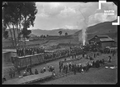 Grupo de personas en estación de ferrocarril